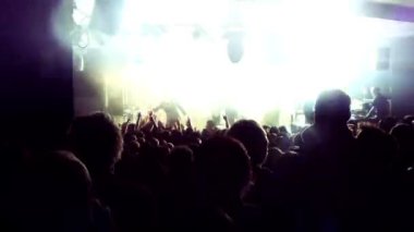 kalabalık bir rock konserinde 