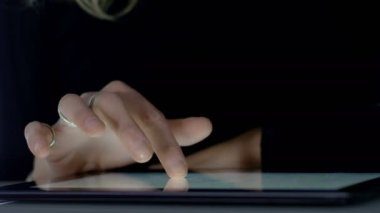 Tablet bilgisayar kullanan kadın