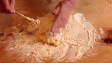 Ev yapımı makarna hazırlama kadın