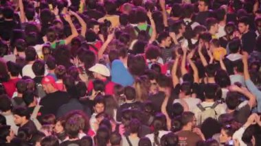 insanlar ilk sırasında konser 