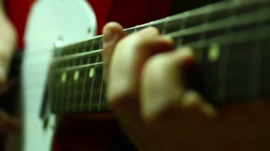 Adama elektrik gitar çalmak