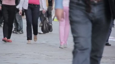 Kişilik kalabalık bir şehir merkezi sokakta hareket ediyor: gösteri, yürüme yürümek,