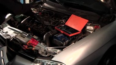 Otomatik tamirci araba motorunu tamir ediyor