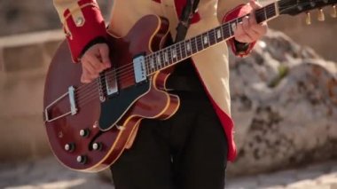 Rock gitaristi. Amfitiyatro konserde