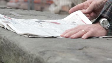 Olgun adam okuma gazete yalan