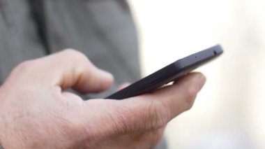 Akıllı telefon kullanan adam.