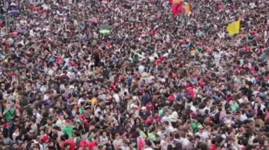 insanlar ilk sırasında konser 