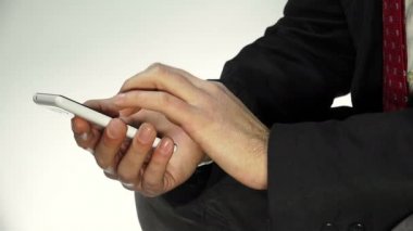 Akıllı telefon kullanan iş adamı