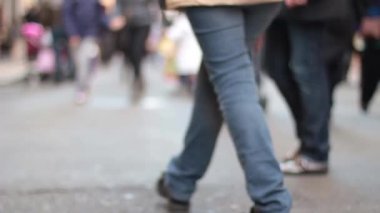 İnsanlar sokak ağır çekimde yürürken, insanlar