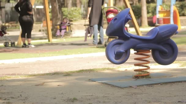 Parque infantil de la ciudad con madres e hijos — Vídeo de stock