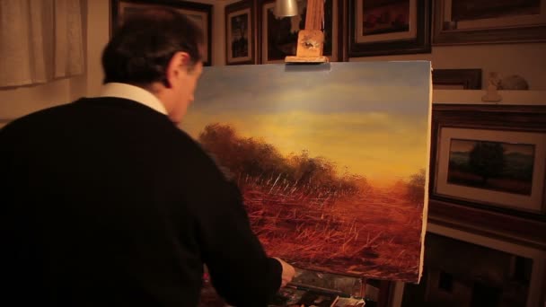 Pintor pinta um quadro de uma paisagem — Vídeo de Stock