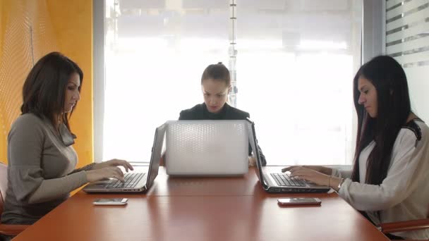 Mulher de negócios no trabalho: trabalho em equipe — Vídeo de Stock