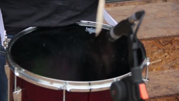 Aktivní bubeník hrající na bicí v ateliéru — Stock video