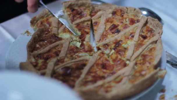 Питание - традиционный итальянский домашний пастуший пирог — стоковое видео