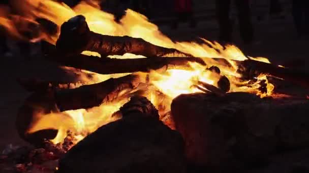 cheminée dans une campagne au bois naturel 