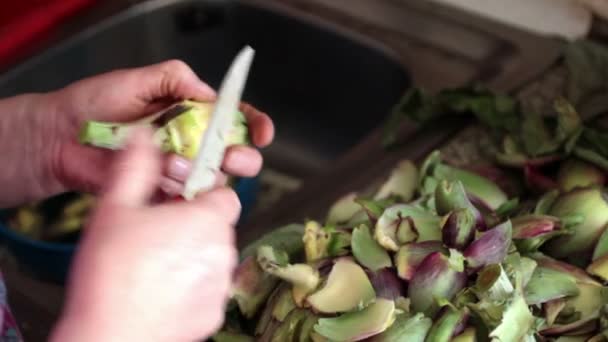 Mãos esfregando alcachofra — Vídeo de Stock