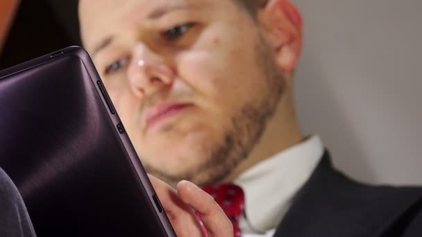 Бізнесмен використовує планшетний комп'ютер — стокове відео