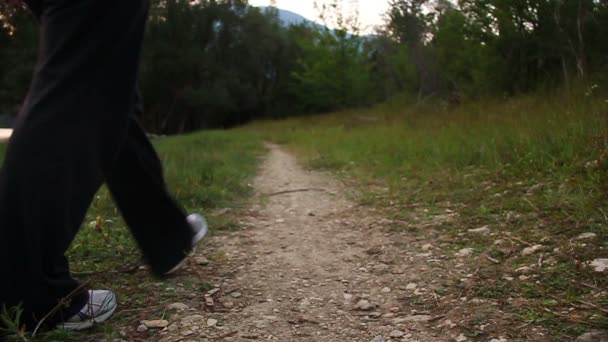 Frau im Park wirft Dose auf den Boden — Stockvideo