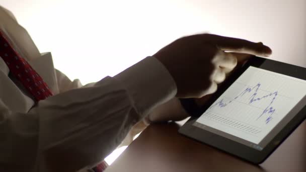Επιχειρηματίας που χρησιμοποιεί Tablet στο χώρο εργασίας — Αρχείο Βίντεο