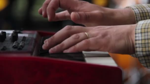 Піаніно з гравцями руками — стокове відео