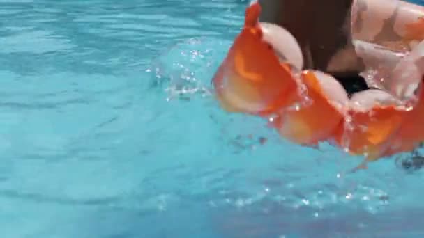 Genç adam bir şilte üzerinde yüzen — Stok video