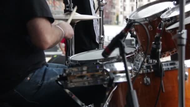 Baterista ativo tocando bateria em um estúdio — Vídeo de Stock