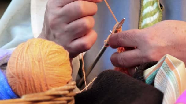 Жінка робить рукою зроблене в'язання — стокове відео