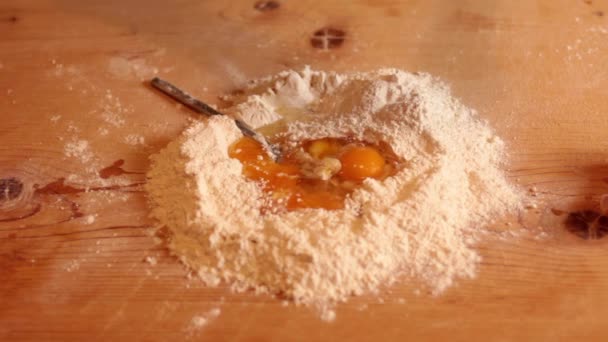 Mujer preparando pasta casera — Vídeos de Stock