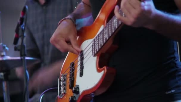 Bassist speelt bij een live concert — Stockvideo