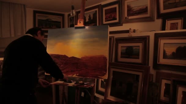 Målare målar en bild av ett landskap — Stockvideo