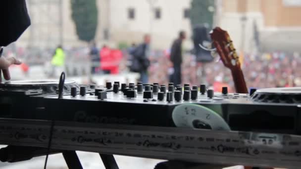 Dj in concerto- mani sulla console — Video Stock