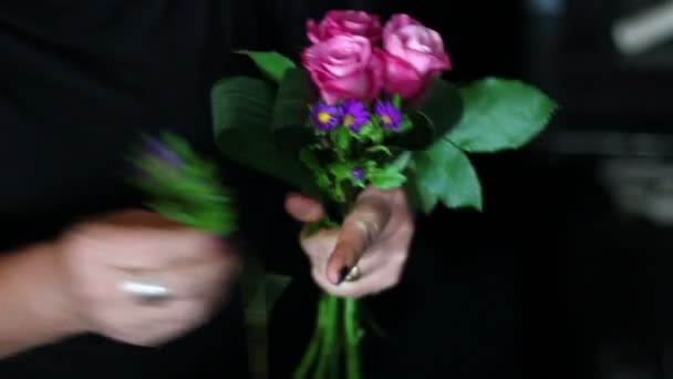 Bloemist voorbereiding een boeket van roze bloemen — Stockvideo