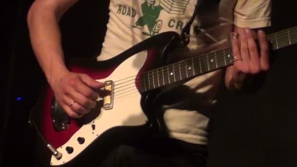 Человек играет на гитаре — стоковое видео