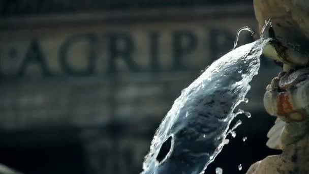 Schöne Aufnahme des Pantheons in Rom mit einem Brunnen im Vordergrund — Stockvideo