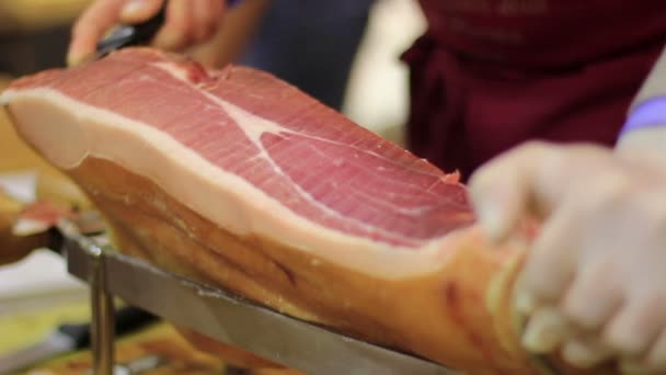 Expert caterer slicing ham — Stock Video