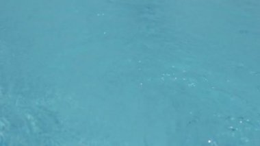 temiz mavi yüzme havuzunda su