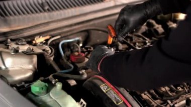 Otomatik tamirci araba motorunu tamir ediyor