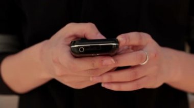 Akıllı telefon kullanan kadın