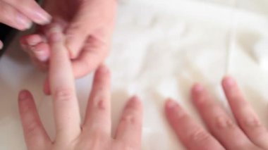 Kadın manikür alma bir Güzellik Salonu