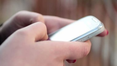 Akıllı telefon kullanan kadın