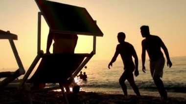 sunset beach adlı bir yaz günü zevk insan silüeti