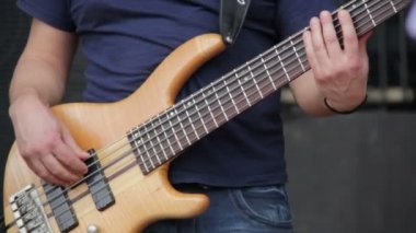 bas gitarist canlı konser çalış