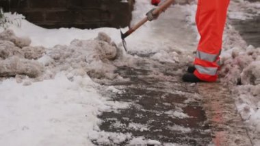 Kaldırım temizlemek için kar kürekle erkekler