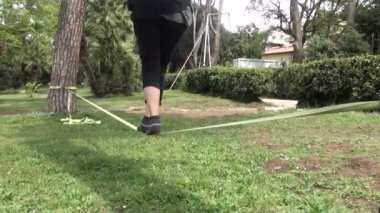 Genç kadın üzerinde slackline Dengeleme
