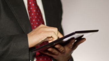 tablet bilgisayar ile çalışan adam