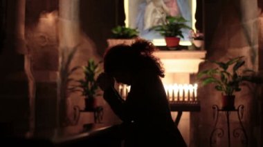 Genç Kadın Dua Ediyor 