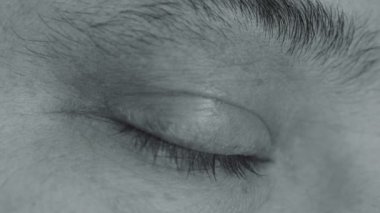 Mavili adam gözünü kapat