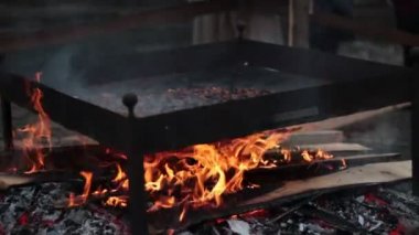 Büyük bir tencerede pişirilmiş kestane