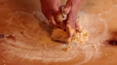 Ev yapımı makarna hazırlama kadın