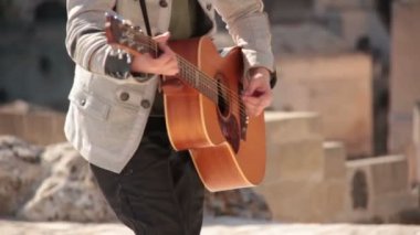 Akustik gitar çalıyorum. Amfitiyatro konserde